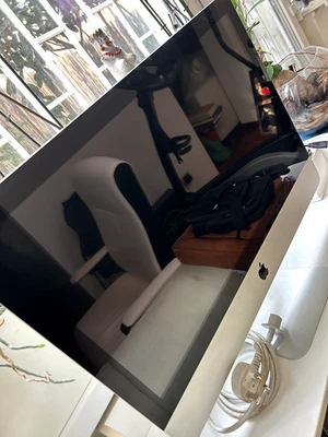 iMac 21,5" 2010 3.2 GHz Intel Core i3 4GB HD 512GB (da riparare cavo interno) - Immagine 1 di 4