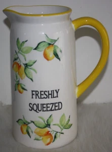 Farmhouse Freshly Squeezed Lemons Ceramic Pitcher Home Kitchen Decor Home EUC - Imagen 1 de 4