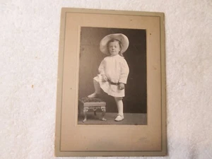 Edwardian Cabinet Card Photo - Cute Young Girl Wearing Big Hat With Foot Stool - Picture 1 of 4