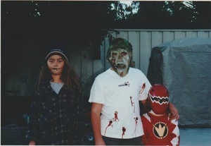 VINTAGE SCHNAPPSCHUSS: KINDER in MONSTER, POWER RANGER HALLOWEEN KOSTÜME - Bild 1 von 1