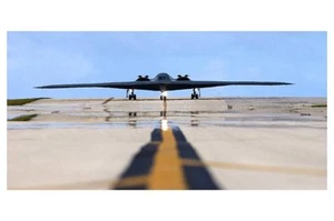 B-2 SPIRIT STEALTH BOMBER TAXIING 8x12 GLOSSY PHOTO PRINT - Picture 1 of 1