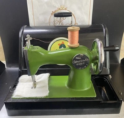 Mini máquina de coser vintage original de juguete para niños en estuche de baquelita URSS funciona Foto 1 de 4