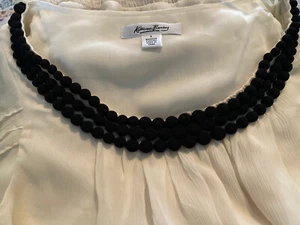 Blusa Katherine Barclay Marfil Negra Detalle Cuello Pequeño Elegante Clásica Vacaciones - Imagen 1 de 10