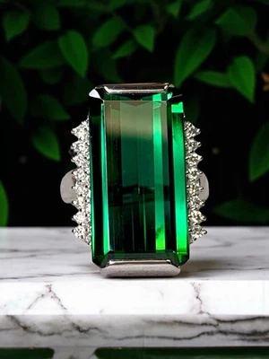 Anillo de cóctel platino alargado corte escalón turmalina verde diamantes 12,36 ctw Foto 1 de 4