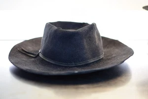 Schwarzer Filz Cowboyhut rustikaler Look 7x8 cm - Bild 1 von 7