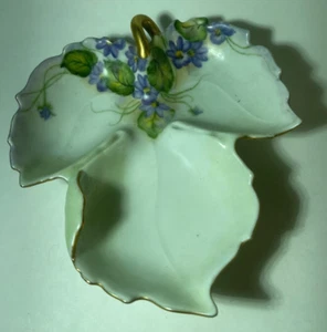 Vintage hand painted porcelain Leaf dish, signed "M. Morris" 7" x 6.5" x 1.5" - Picture 1 of 4