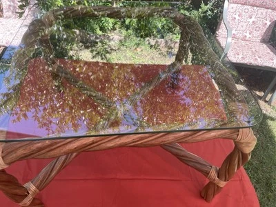 "Mesa de centro vintage trenzada de madera curvada y vidrio de ratán 29"" X 29"" X 20""" Foto 1 de 4