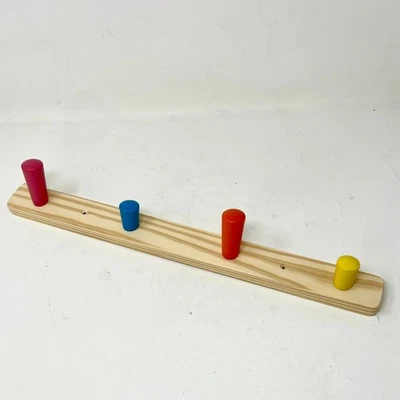 Estante de pared con perilla Ikea FLISAT madera natural 4 clavijas de colores Foto 1 de 4