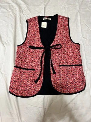 Free People Claudine 背心小号红色黑色棉质绗缝花卉背心全新带标签 — 第 1/4 张图片