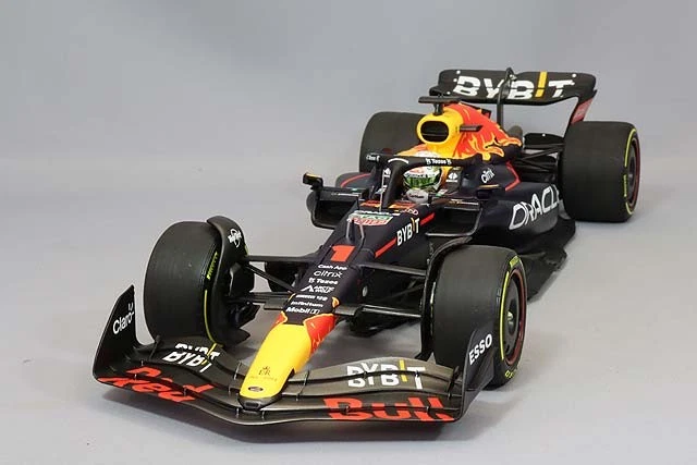 Minichamps 110221601 1/18 RED BULL RB18 MAX VERSTAPPEN GAGNANT GP ITALIEN 2022