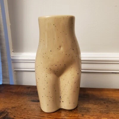 Vaso de areia Urban Outfitters feminino forma de corpo cerâmica 8" topo tronco planta flor - Imagem 1 de 4