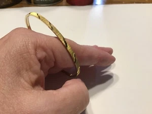 "Brazalete Brazalete Vintage Corona Trifari M Grabado Firmado 2.5"" En Tono Dorado" - Imagen 1 de 4