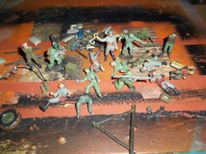 Large Lot of Vintage Assorted Plastic Model Toy Soldiers/Military & Accessories - Picture 1 of 5