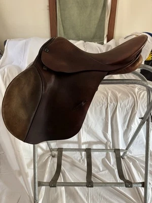 Sillín de salto Stubben Siegfried. Foto 1 de 4