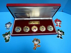 BEIJING 2008 OLYMPIC GAMES GOLD-PLATED MEDALLIONS & THE 5 "FUWAS" MASCOT MAGNET - Picture 1 of 10