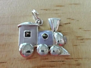 Dije de tren locomotora de plata esterlina 16x18 mm esmalte púrpura espalda cóncava - Imagen 1 de 3