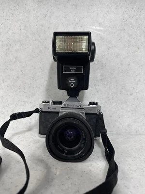 Cámara Pentax K1000 SE con correa para el cuello de flash Vivirse 283 y lente Tamron 28-70 mm Foto 1 de 4