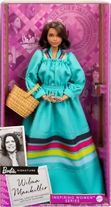 Barbie Inspiradora Mujer Muñeca Wilma Mankiller Coleccionable Turquesa Vestido Cesta - Imagen 1 de 3
