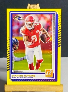 2025 Donruss #244 DeAndre Hopkins GELB PRESS PROOF Ravens Fußballkarte  - Bild 1 von 2