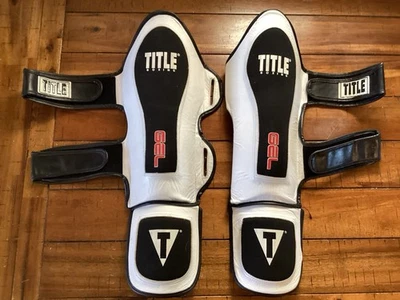 Título GEL Espinilleras Blanco y Negro Talla Grande MMA Kickboxing Artes Marciales Entrenamiento Foto 1 de 2