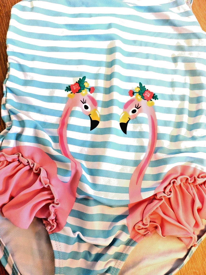 Badeanzug Mädchen/süßer 🦩Einteiler mit Rüschen, Gr.122/128, wie neu - Bild 1 von 4