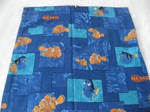 Parche de tela de algodón vintage FINDING NEMO DISNEY Springs azul océano 1 yarda RARO - Imagen 1 de 4