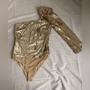 ASTR THE LABEL Revolve Gold Pailletten Body asymmetrisch XS Glitzer Glam Puff - Bild 1 von 10