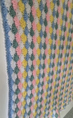 Manta de bebé clásica de ganchillo tejida a mano pastel 30"x20" regalo de ducha usada en excelente estado Foto 1 de 4