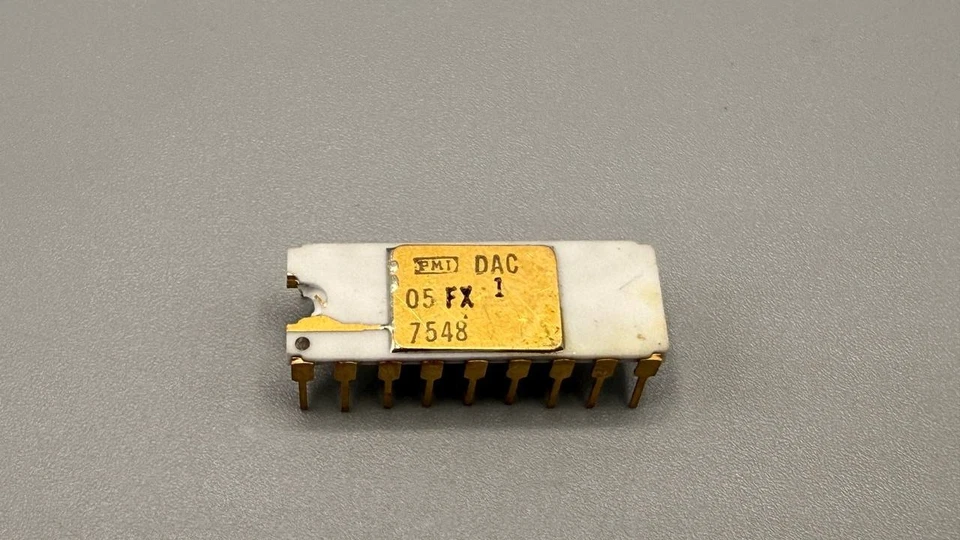 PMI DAC CERDIP-16 Cerámica Oro Tapa Vintage IC — Raro Nuevo de Lote Antiguo (Boeing Stock) Foto 1 de 4