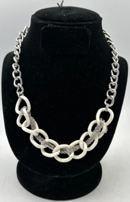 Collar de cadena Guess blanco y plata MH24 de colección Y2K Foto 1 de 4