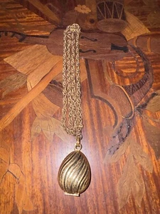 Medallón y collar de huevo vintage AVON 1968 con encanto dorado PERFUME SÓLIDO - Imagen 1 de 7