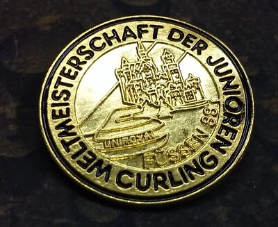 Uniroyal Weltmeisterschaft Der Junioren Curling vintage pin badge - image 1 of 3