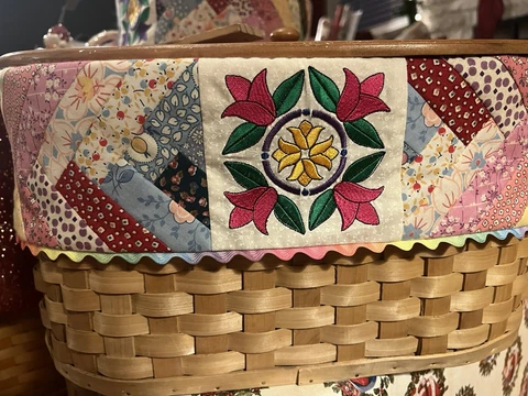 Custom Basket 17.5" x 10" x 9" w/lid, Hand Made Quilted Embroidered Liner! Cover