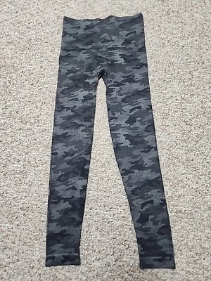 Леггинсы Spanx Look At Me Now женские XS черные камуфляжные капри 22x22 - Изображение 1 из 4