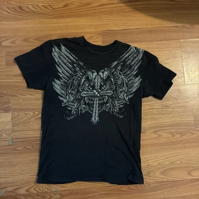 Camiseta Rogue Gráfico Fuego Negra Talla Alas Pequeñas y Cruz Celta Foto 1 de 3