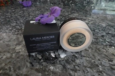 Corrector de polvo suelto Laura Mercier para sombra debajo de ojos 2 Foto 1 de 3