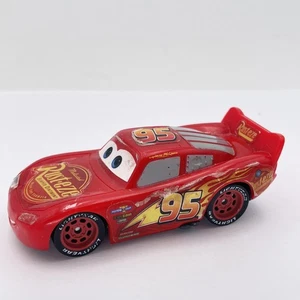 Disney Pixar Cars Lightning McQueen coche de juguete de plástico 2016 Mattel Rust-eze coche de carreras - Imagen 1 de 10