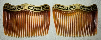 185. PEINES DE PELO DE BAQUELITA COLOR MIEL (2) CON FILIGRANA DORADA EN LA PARTE SUPERIOR / FRANCESES / COMO NUEVOS Foto 1 de 3