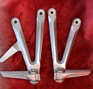 2006 SUZUKI GSXR 600 Rear Passenger Foot Pegs Bracket 079 080 ADC6 Nice MEL-L/R - Picture 1 of 19