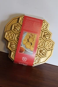 Nordic Ware Honeycomb Pull-Apart Dessert Pan New Gold - Picture 1 of 8