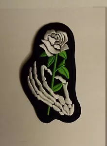 Parche bordado a mano esqueleto con rosa blanca - Imagen 1 de 3