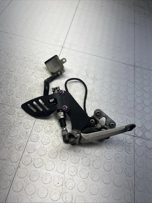 2007-2008 SUZUKI GSXR1000 CHROME RIGHT REARSET REAR DRIVER FOOT PEG MASTER OEM - Image 1 of 4