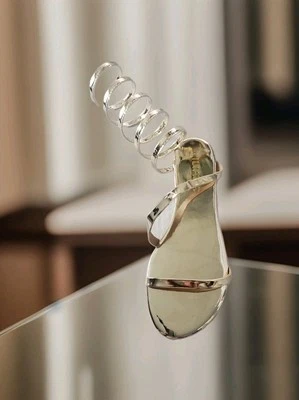 Sandalia de verano plana envolvente al tobillo dorada Liliana Foto 1 de 4