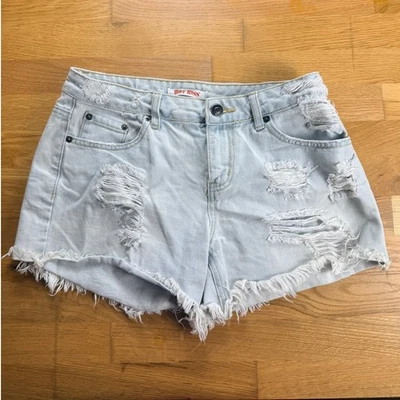 Pantalones cortos de mezclilla desgastados lavado ligero HOT KISS para mujer dobladillo deshilachado Foto 1 de 4