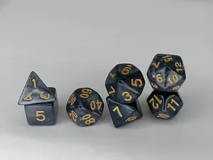 ¡Juego de dados poliédricos de 7 piezas con bolsa de elección gratuita! Juegos de mesa TTRPG DND MTG - Imagen 1 de 6