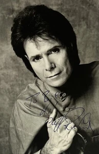 Cliff Richard - foto promocional firmada con autógrafo - Imagen 1 de 3