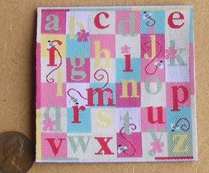 Casa de Muñecas Rosa Guardería Alfabeto Alfombra Accesorio Escala 1:12 Mat 3099 tumdee - Imagen 1 de 7