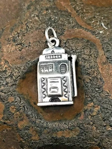 CIONDOLO SLOT MACHINE LAS VEGAS ARGENTO STERLING 925 SPEDIZIONE GRATUITA VELOCE!! - Foto 1 di 12