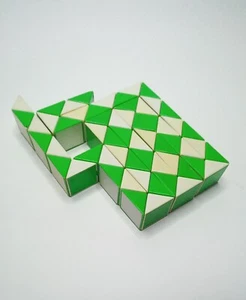 Vintage Plastic Snake Puzzle - White and Green. Puzzles, Logic, Logic games - Picture 1 of 6