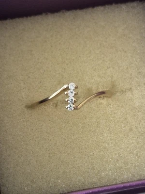 Anillo vintage de diamantes de oro amarillo de 9 quilates con cuatro piedras tamaño n,20 quilates Foto 1 de 3